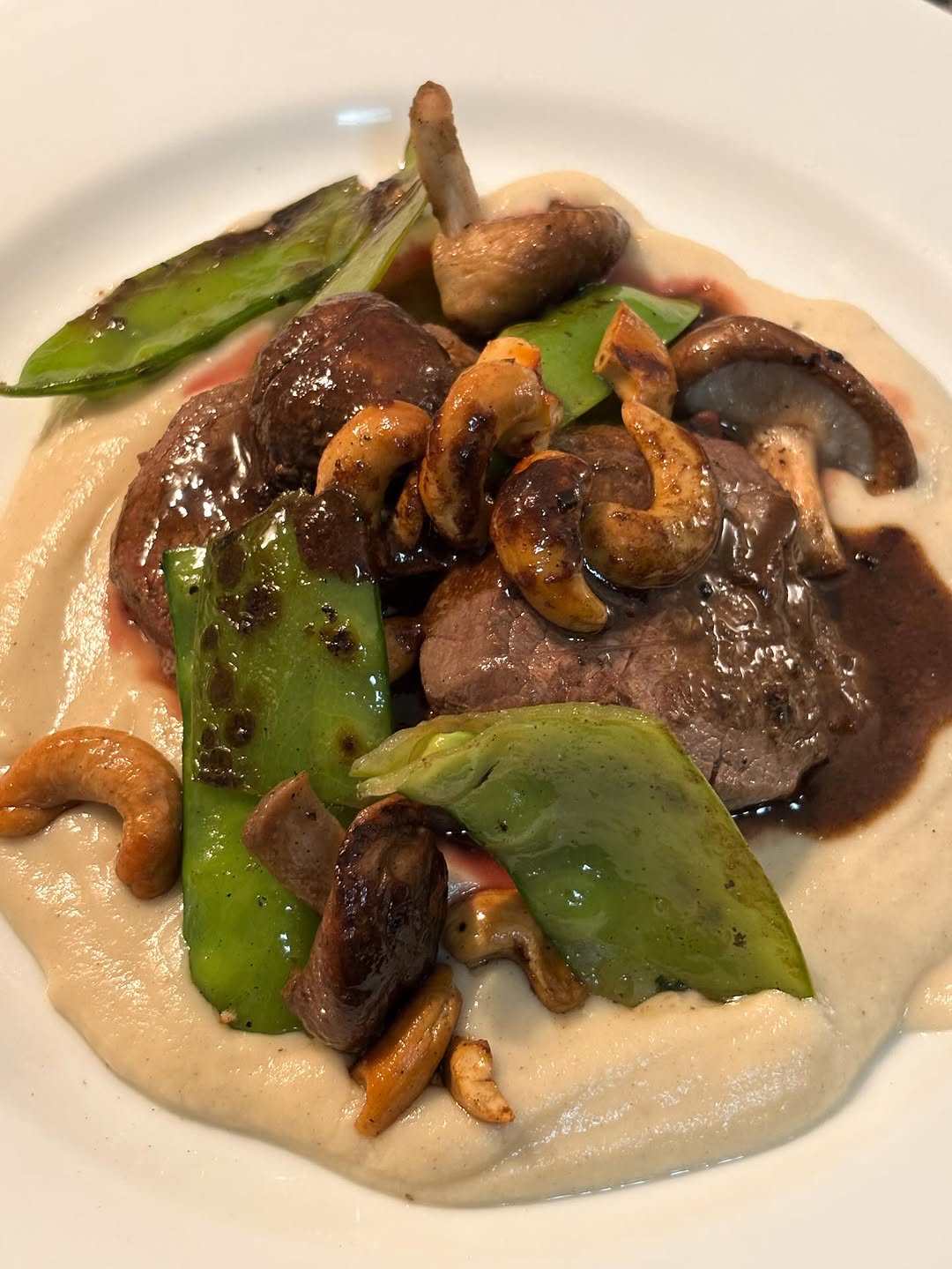Empratado de carne com cogumelos e purê